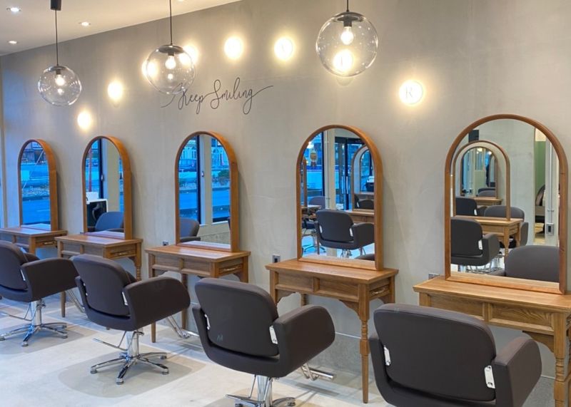 AUBE HAIR loan 笹野店のラグジュアリーな雰囲気の店内