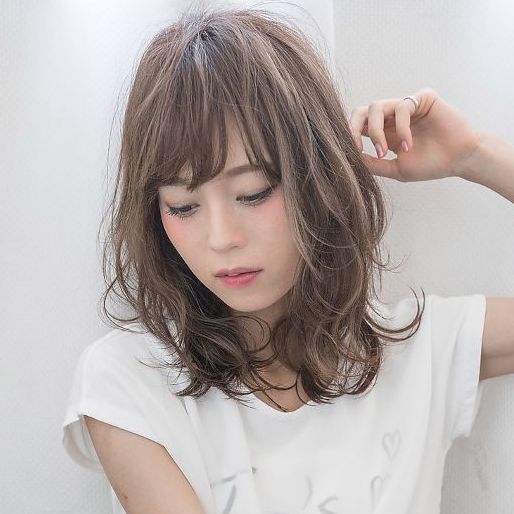 REPLICA ひたちなか東石川の手を髪に当てた女性の写真
