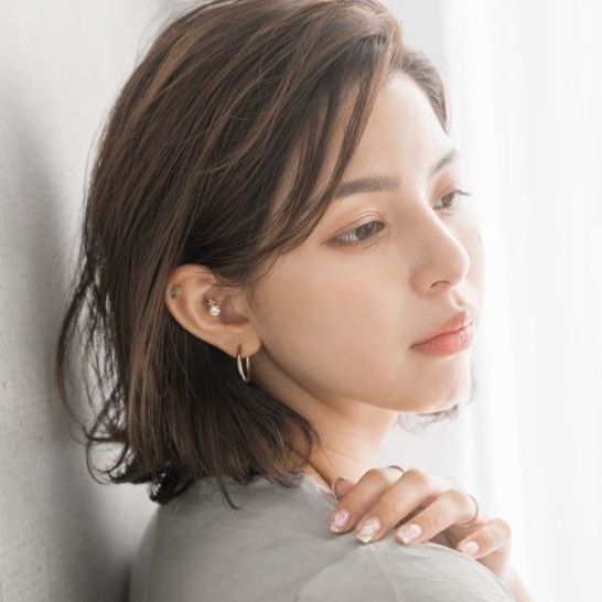 肩に手を当てた女性の写真