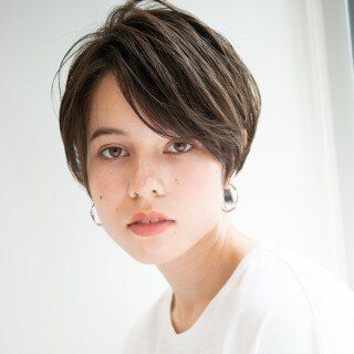 クールなショートスタイルの女性の写真