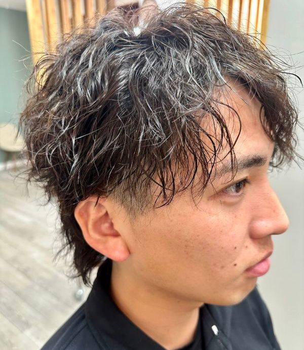 レプリカのメンズツーブロックパーマスタイルの写真