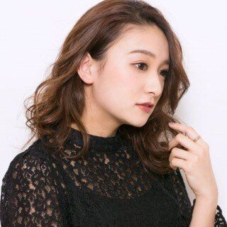 大人っぽいソバージュスタイルの女性の写真