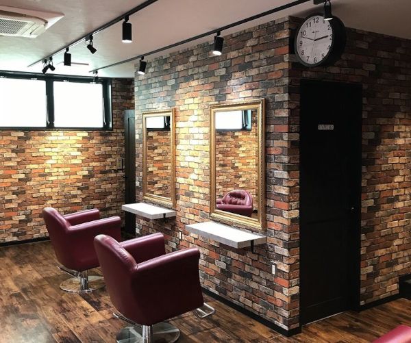 RAYRAYGLOW by HEADLIGHT ひたちなか店のレンガ調の壁が個性的な店内