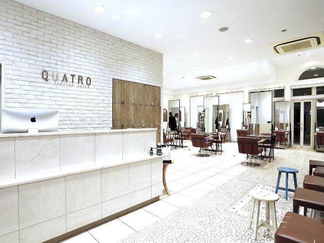 自然光が差し込む開放的なQUATRO × GranCieuxの店内
