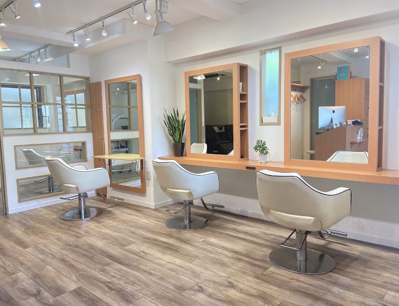 ＋ＯＮＥ 自由が丘の広々とした店内空間