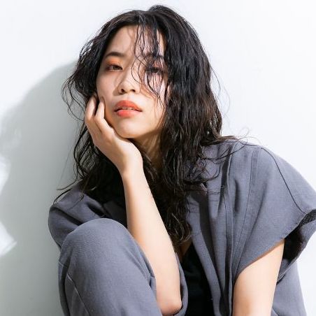 mani CREARE 北千住店のほほに手を当てた女性の写真