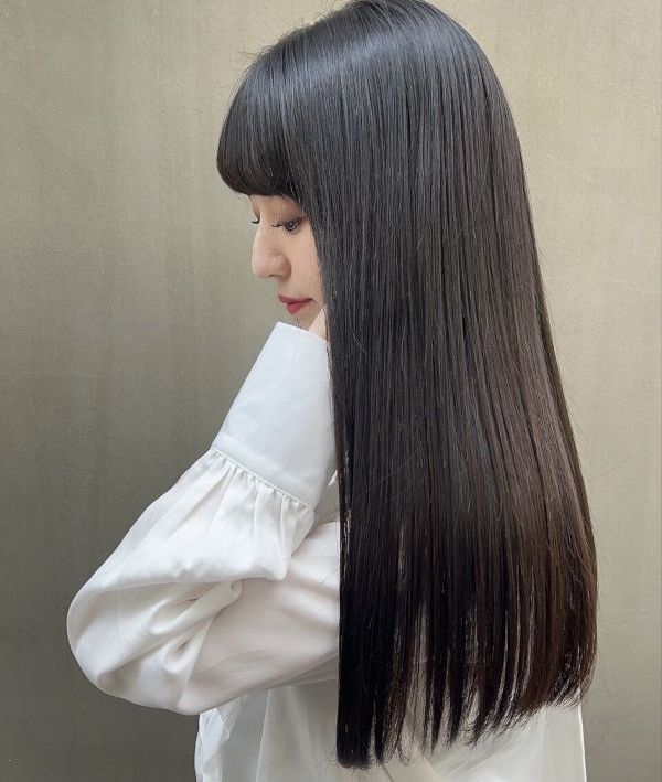 ジーナ キタセンジュミルディスドオリの美しいストレートヘアスタイル