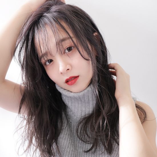アミハチオウジ 髪をかき上げるモデルの写真