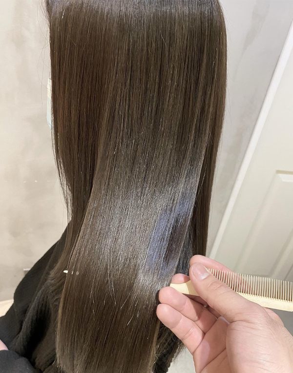 Ursus hair Design by HEADLIGHT 八王子店の自然なツヤストレートスタイル