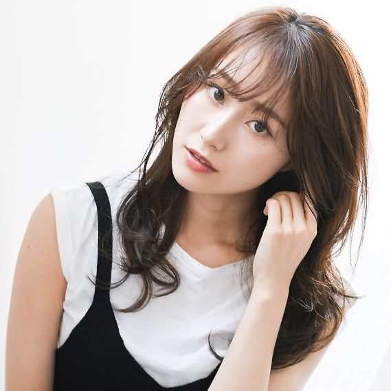 ヘアークリアー 春日部 耳に手を当てた女性の写真