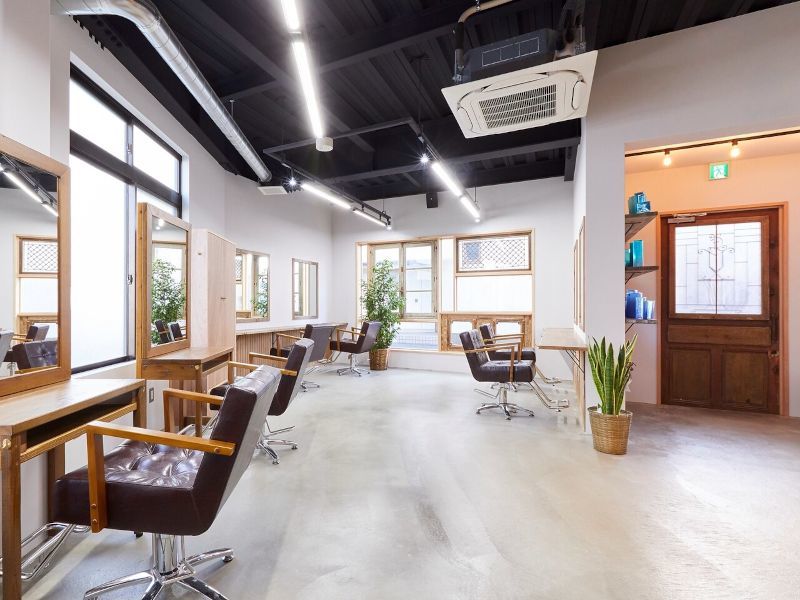 Rosso Hair&SPA 春日部店のアンティーク風店内
