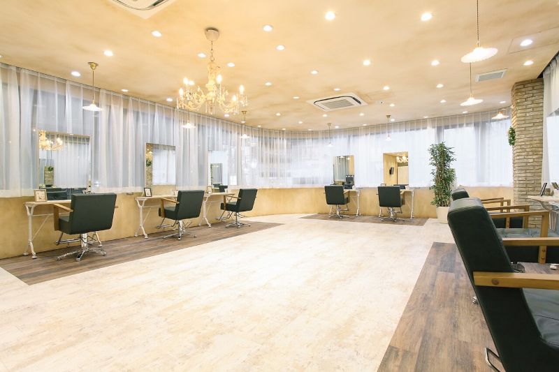 アグ ヘアー ハニーの明るく広い店内の写真