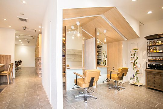 hair shop N&A 春日部東口店の落ち着いた雰囲気の店内の写真