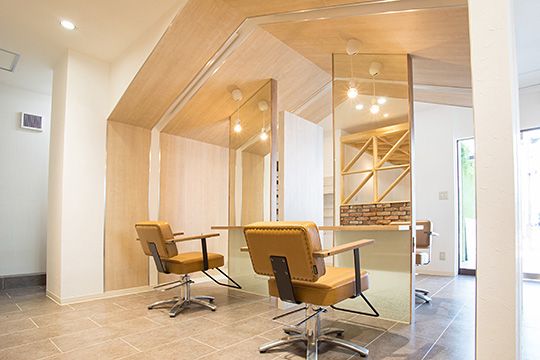 hair shop N&A 春日部東口店の明るい店内の写真