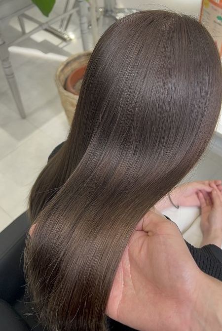 hair salon A 春日部店のつややかなストレートヘアスタイル