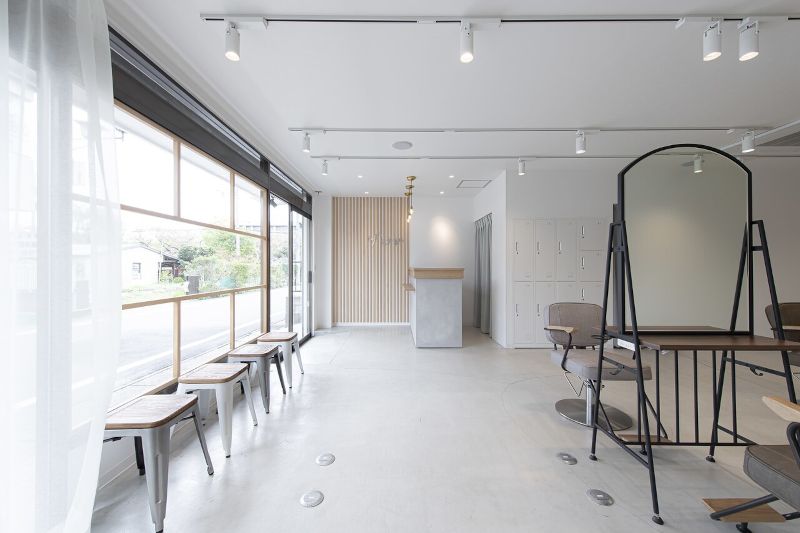 HAIR SALON fuuga 春日部店の光が差し込む店内の写真