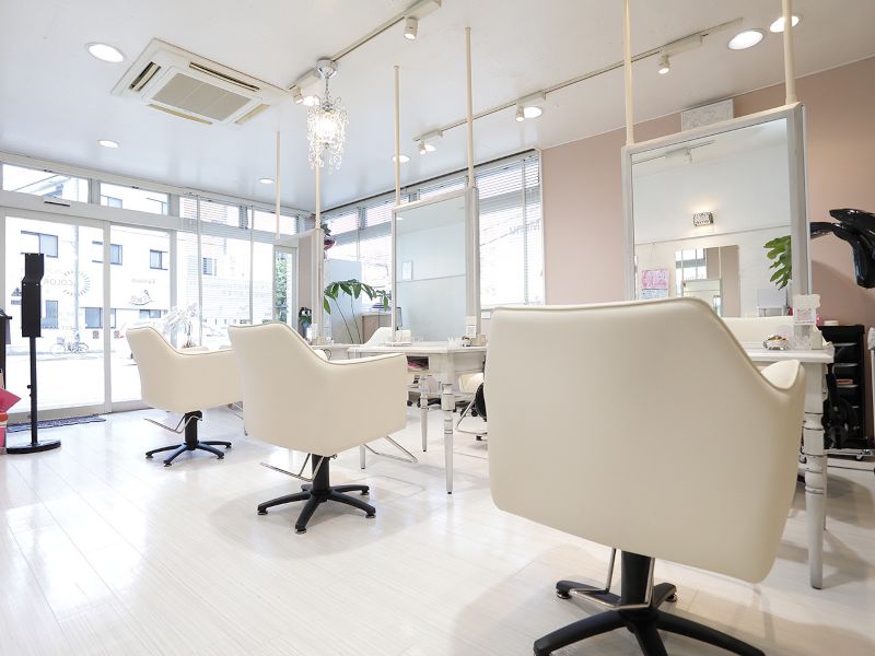 Baleine 上水戸店の明るくおしゃれな店内