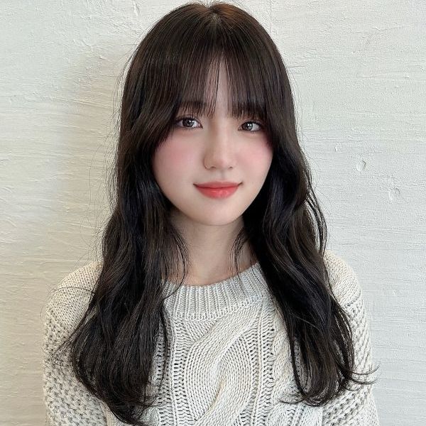 可愛らしいパーマスタイルの女性の写真