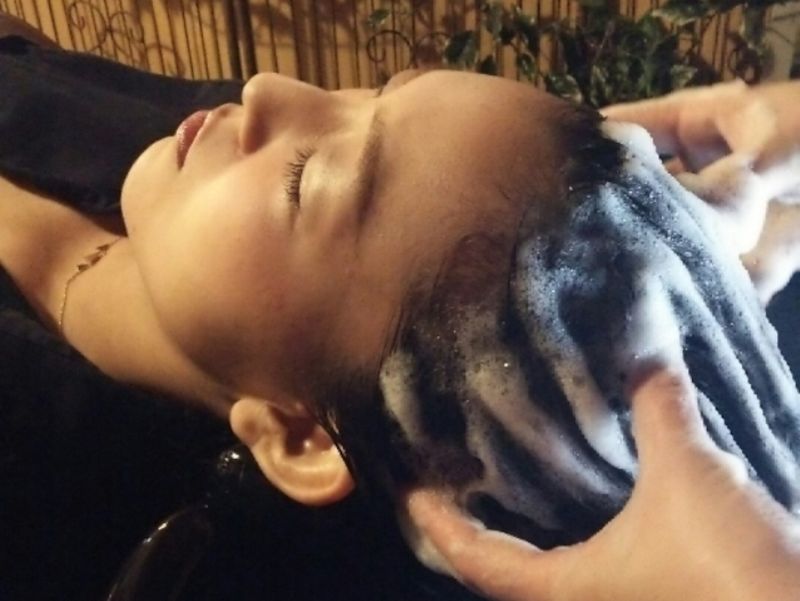 Hair Design Popolaritaのヘッドスパの施術写真