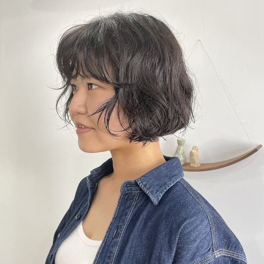 スタイリスンぐのしやすいニッカのパーマスタイルの写真