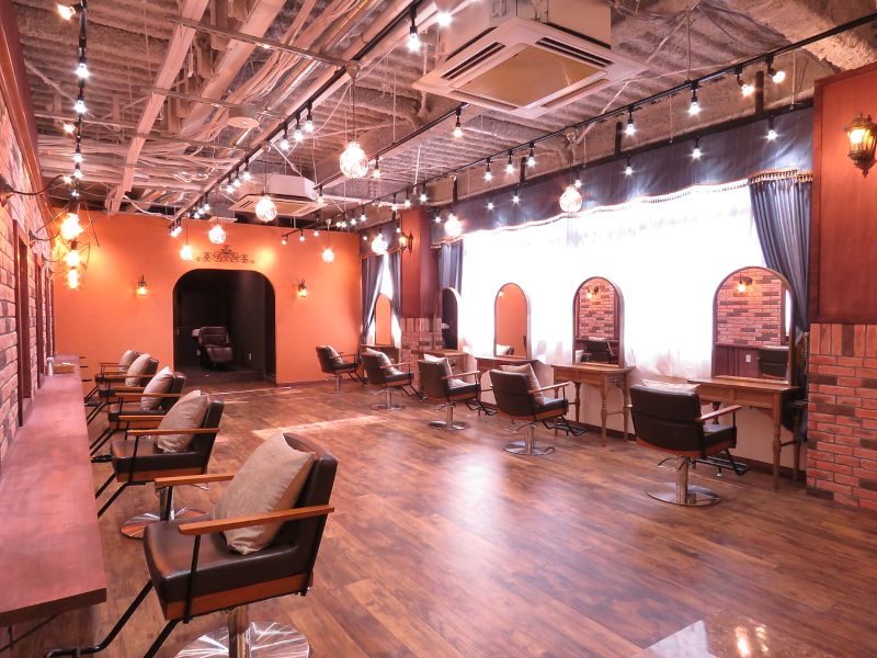 広々とした、光が差し込むCIEL 八王子店の店内