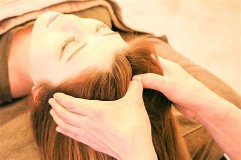 ELM Tokyoのヘッドスパの施術写真