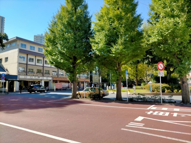三鷹駅の周辺のビルや木や空の写真