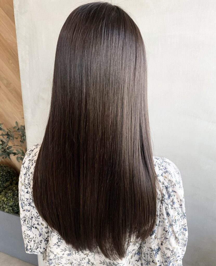 hair flores by HEADLIGHT 三鷹店のストレートヘアのバックスタイル