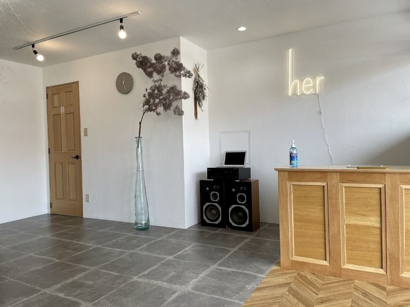 心地よい音楽が流れるher HAIRの店内の写真
