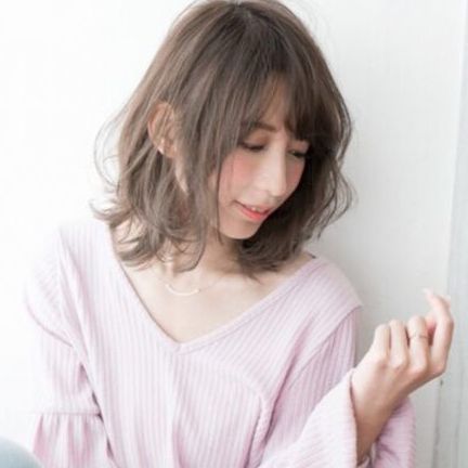 ナチュラルなカールのかかったパーマスタイルの写真
