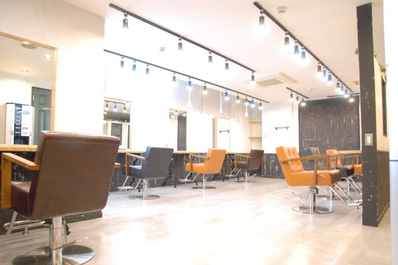 Aust hair Stella 新宿店の開放感のある店内