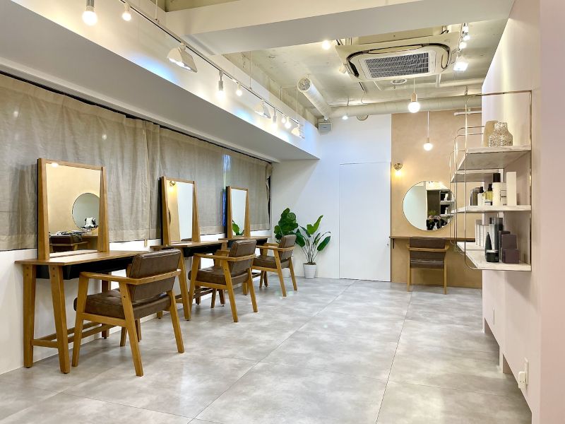 22時まで営業しているmit by tree 新宿南口の店内