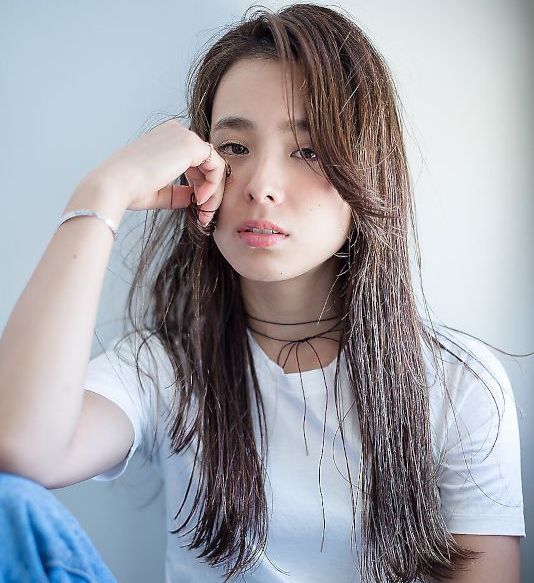 キート エビナのナチュラルなストレートヘアスタイル