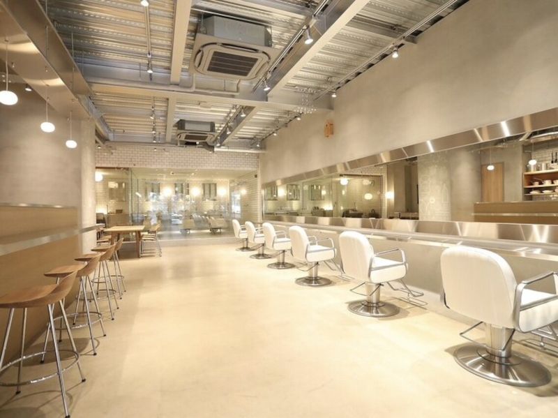 organic+live 川越の広々とした店内の写真