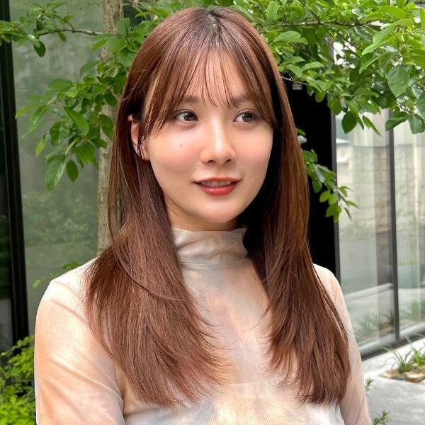 やわらかな縮毛矯正をかけたロングヘアスタイル