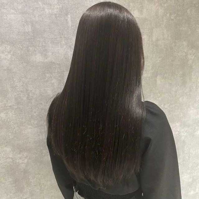 ナチュラルでツヤのある縮毛矯正スタイル
