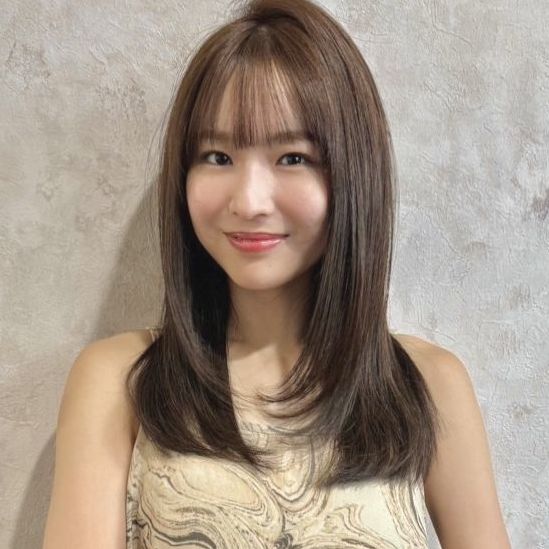 艶やかなストレートヘアスタイル