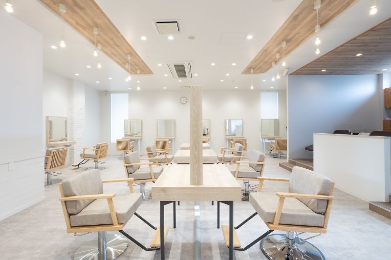 little×near 町田の白を基調とした店内