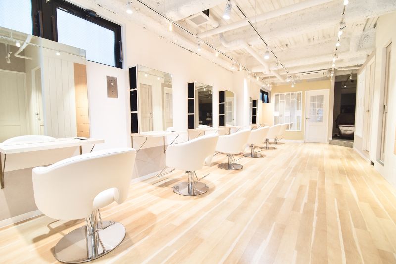 ＆ＯＮＥ 自由が丘の広々とした店内空間