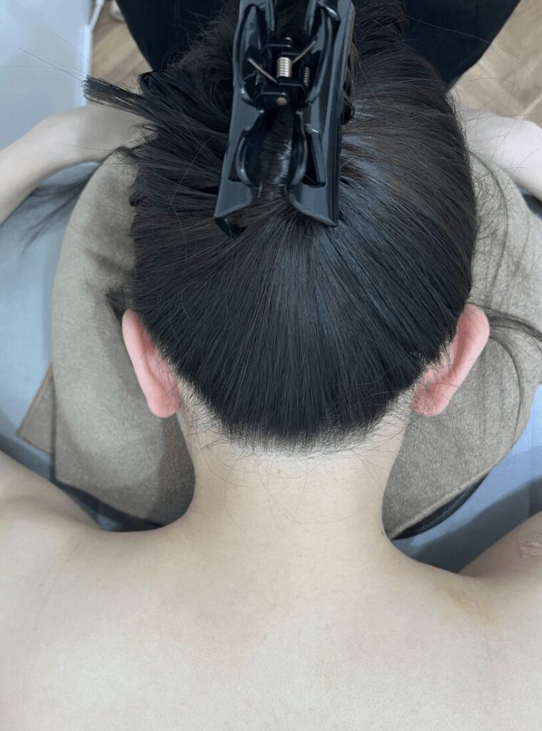 女性のU型のうなじの画像