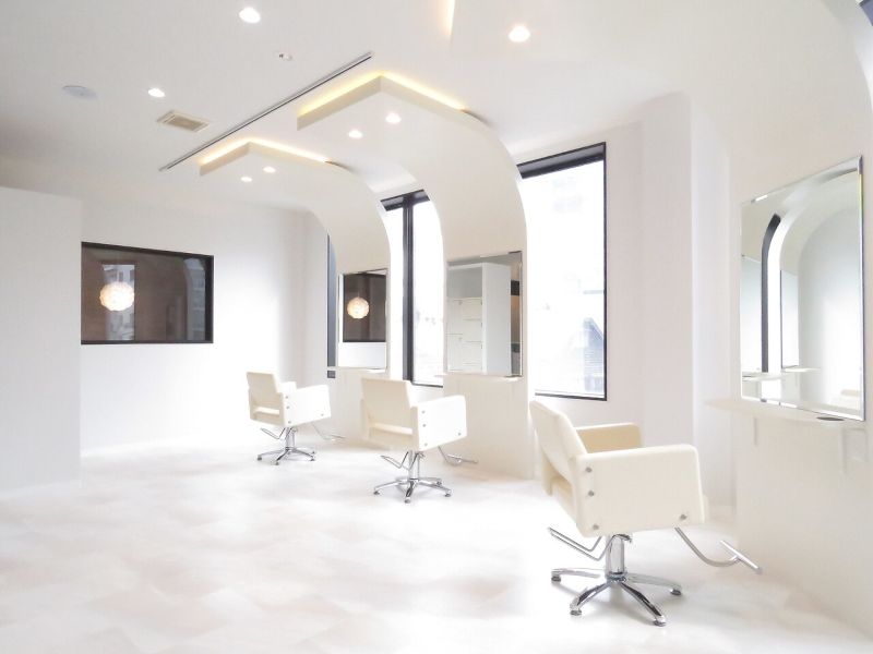 resort salon ottoの白を基調とした店内の写真